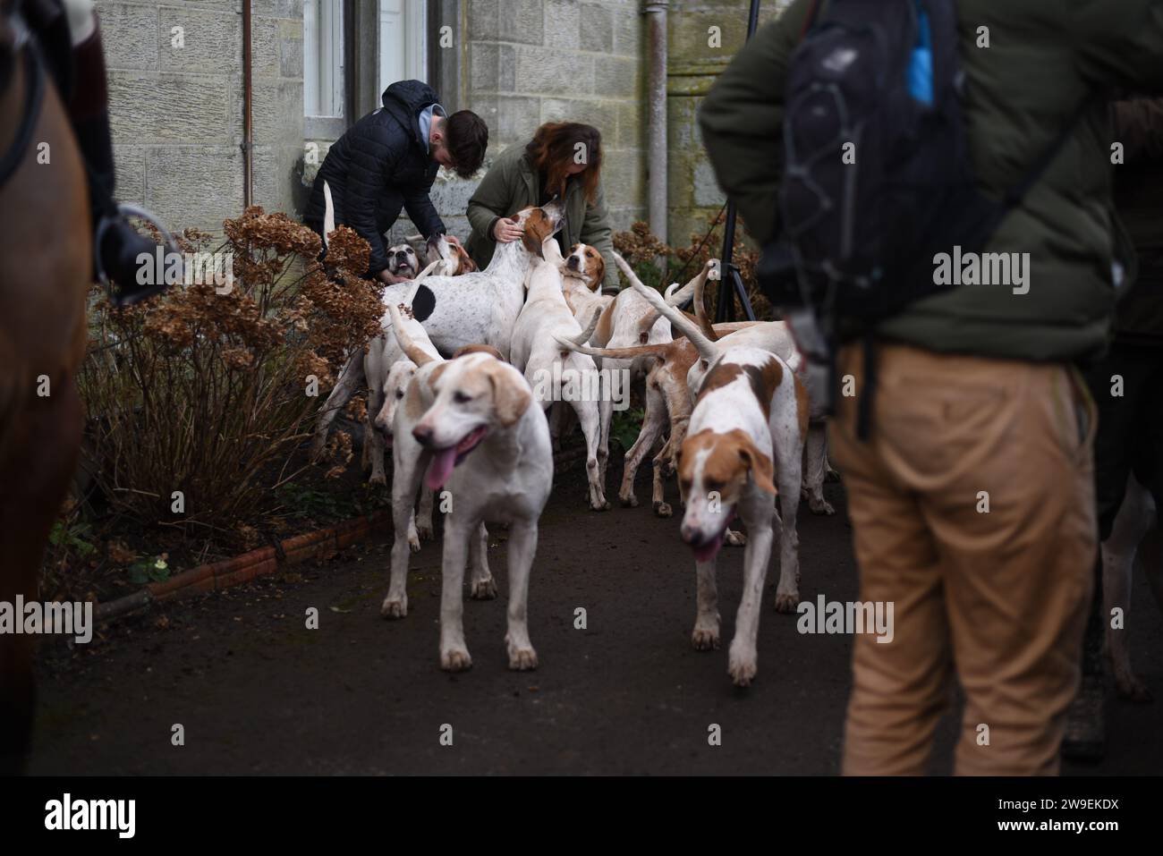 Incontro il giorno di Santo Stefano tra Old Surrey e Burstow e West Kent Hunt al castello di Chiddingstone 2023 Foto Stock