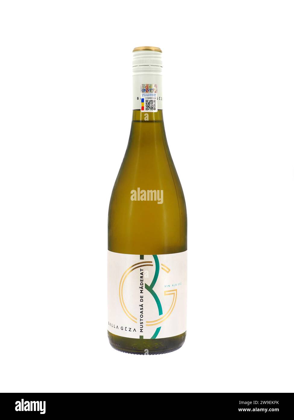 ROMA, ITALIA - 3 GENNAIO 2024. Bottiglia di vino bianco Mustoasa de Maderat isolato su fondo bianco. Foto Stock