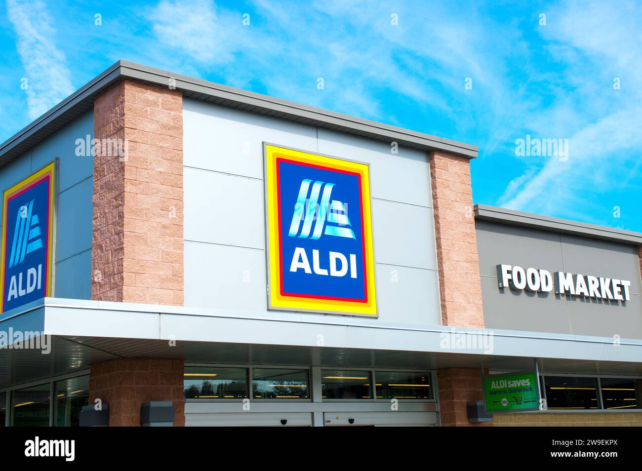 OCALA, FLORIDA USA - 22 OTTOBRE 2023 facciata e logo del marchio di una filiale tedesca del negozio di alimentari Aldi, outlet di lusso con prezzi scontati Foto Stock