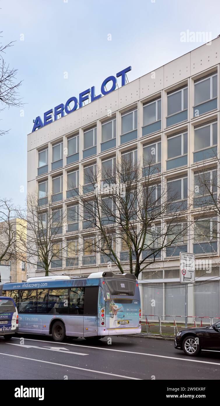 Berlino, Germania - 12 dicembre 2023: Firma Aeroflot Russian Airlines sul tetto di un edificio. Foto Stock