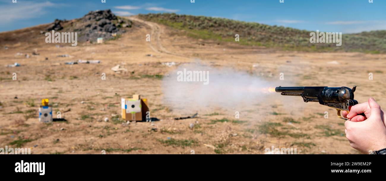 Esercitazione mirata con una pistola che mostra fumo Foto Stock