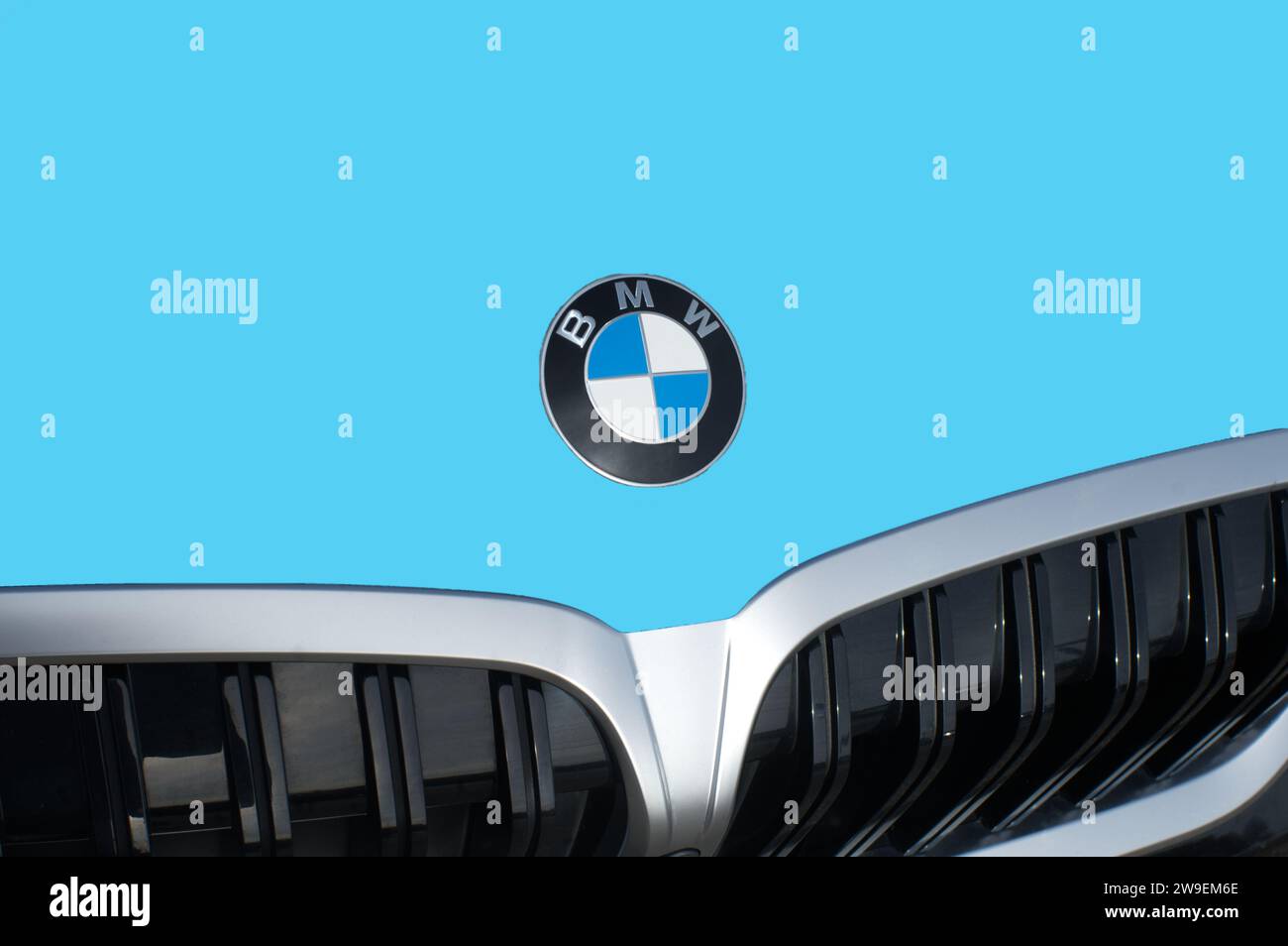 OCALA, FLORIDA - 2 NOVEMBRE 2023 emblema del logo BMW sulla parte anteriore del cofano auto Aqua. Bavaria Motor Works è una multinazionale tedesca produttrice di veicoli di lusso Foto Stock