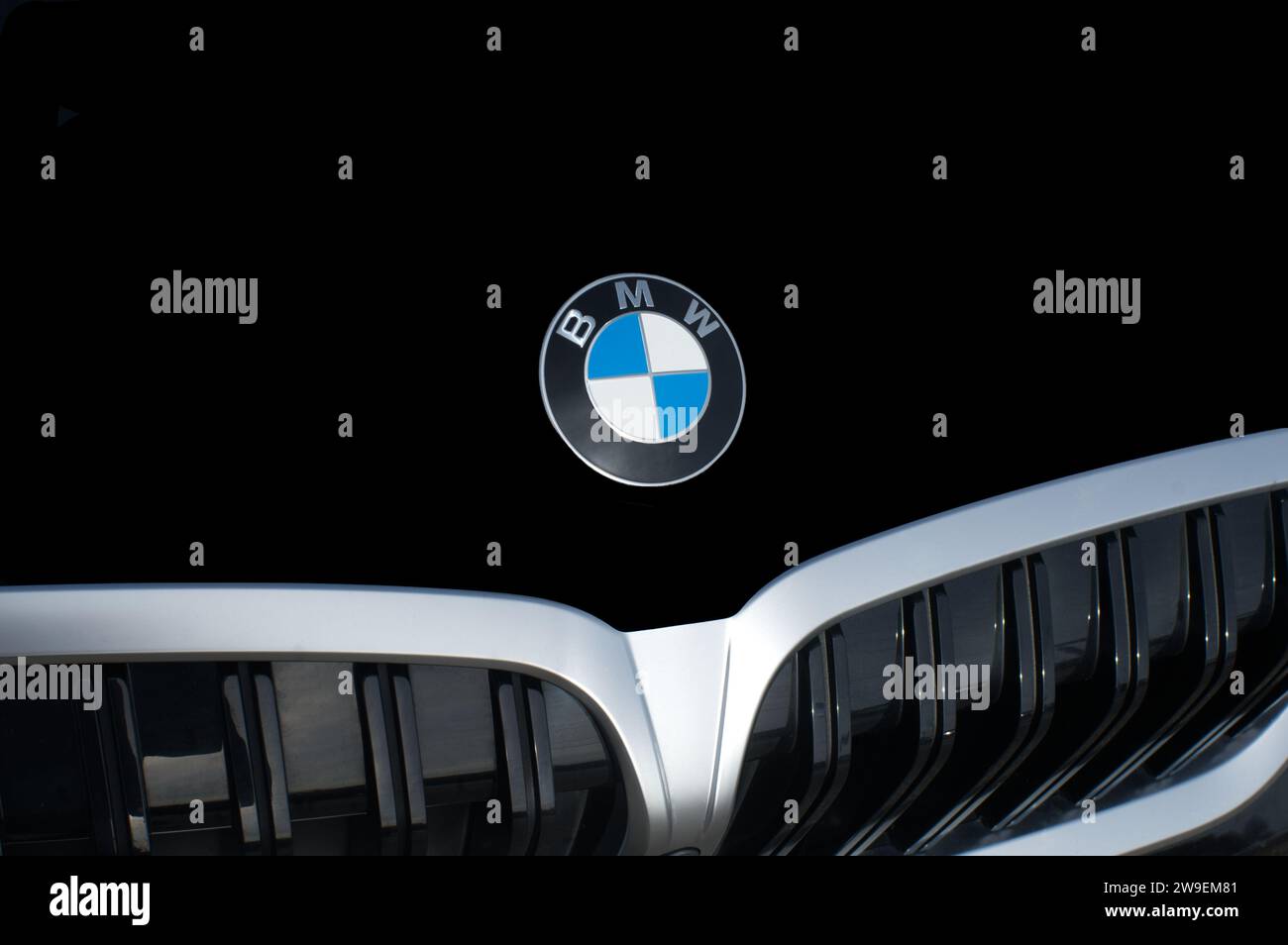 OCALA, FLORIDA - 2 NOVEMBRE 2023 emblema del logo BMW sul cofano auto nero. Bavaria Motor Works è una multinazionale tedesca produttrice di veicoli di lusso Foto Stock