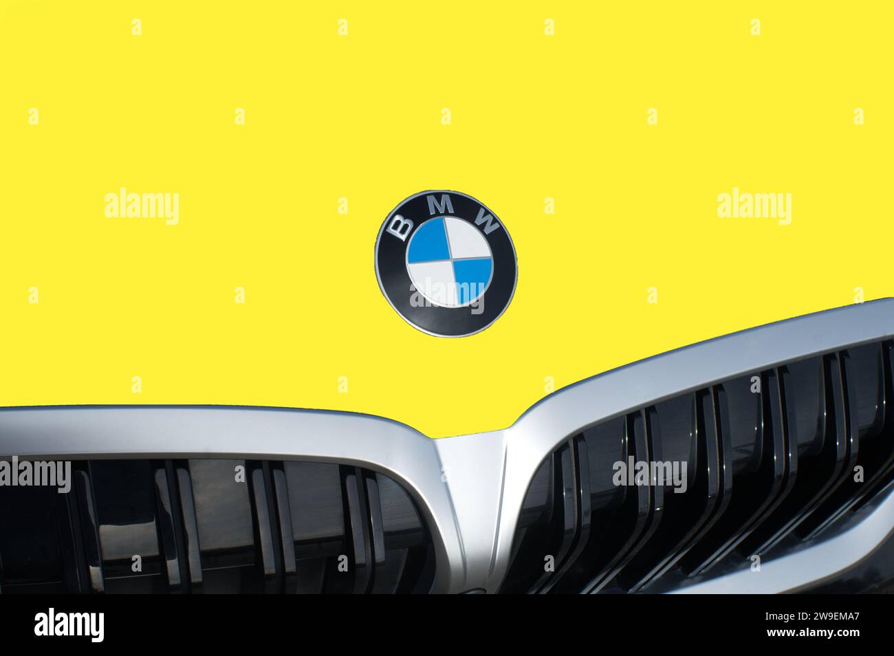 OCALA, FLORIDA - 2 NOVEMBRE 2023 emblema del logo BMW sulla parte anteriore gialla del cofano. Bavaria Motor Works è una multinazionale tedesca produttrice di veicoli di lusso Foto Stock