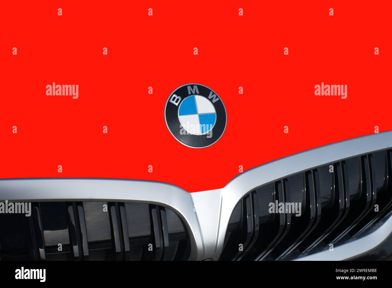 OCALA, FLORIDA - 2 NOVEMBRE 2023 emblema del logo BMW sul cofano rosso brillante. Bavaria Motor Works multinazionale tedesca produttrice di veicoli di lusso Foto Stock