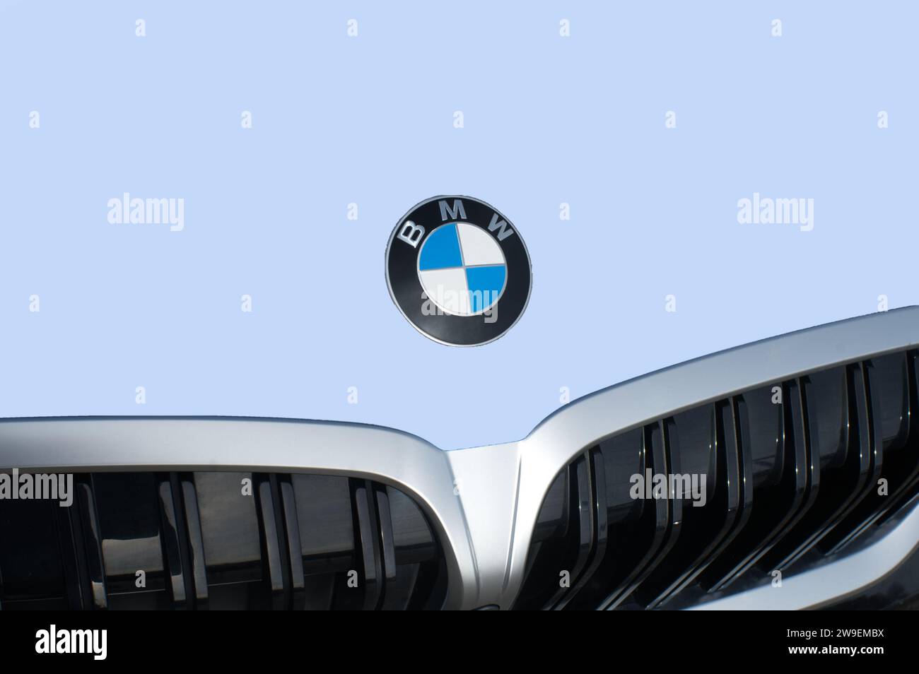 OCALA, FLORIDA - 2 NOVEMBRE 2023 emblema del logo BMW sulla parte anteriore del cofano dell'auto azzurro. Bavaria Motor Works multinazionale tedesca produttrice di veicoli di lusso Foto Stock