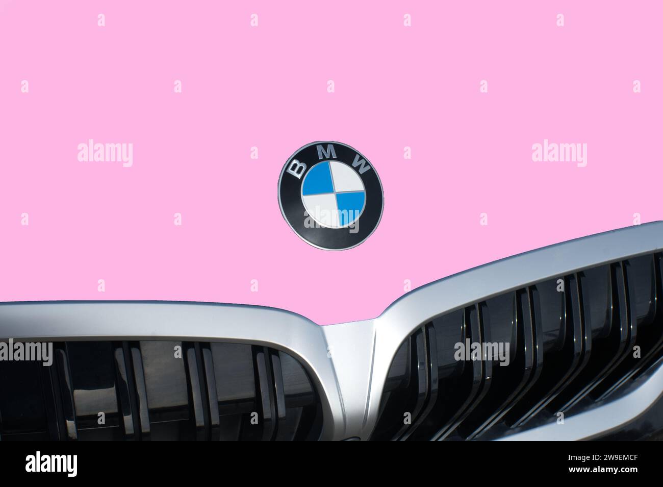 OCALA, FLORIDA - 2 NOVEMBRE 2023 emblema del logo BMW, parte anteriore dell'auto rosa brillante. Bavaria Motor Works è una multinazionale tedesca produttrice di veicoli di lusso Foto Stock