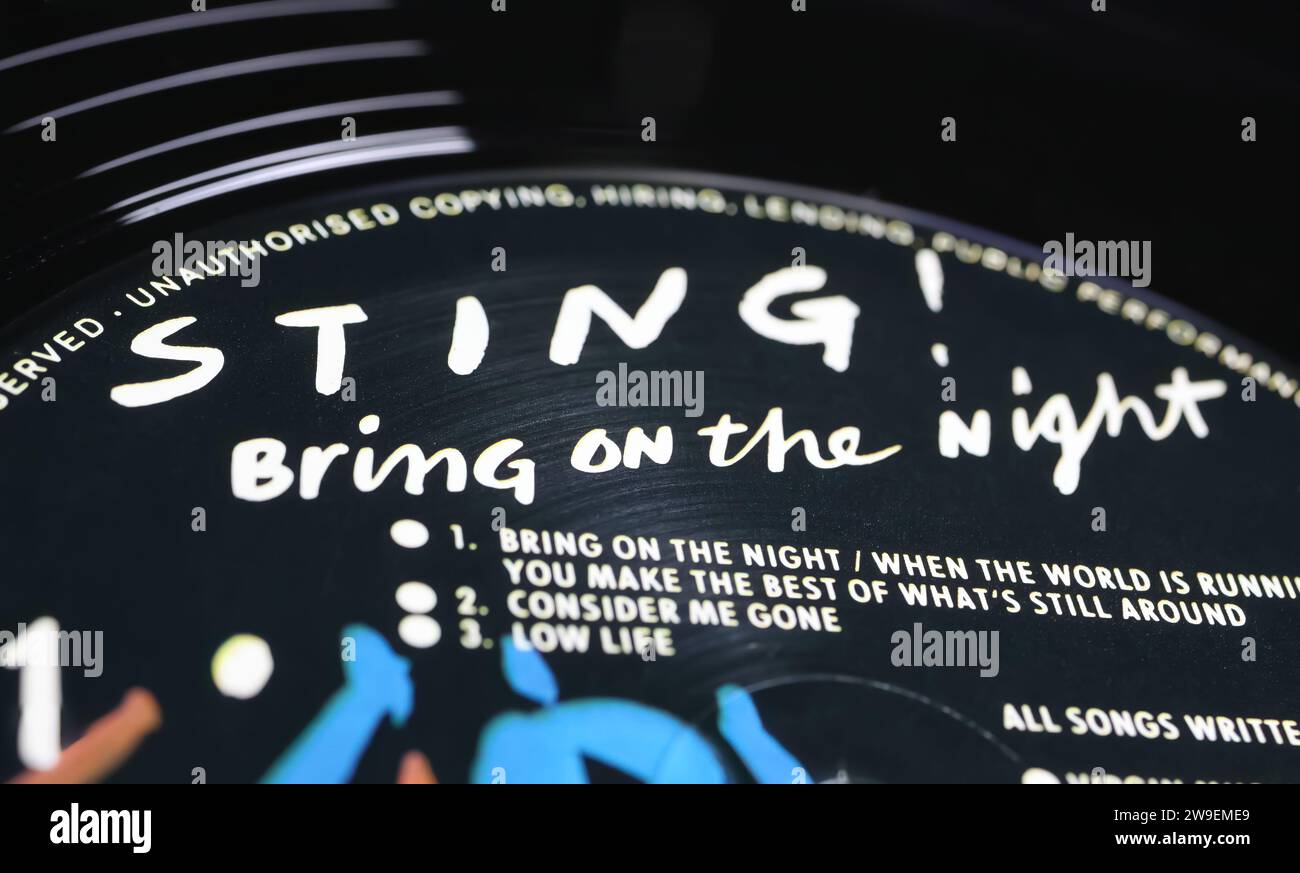 Viersen, Germania - 9 maggio. 2023: Closeup of Singer Sting etichetta discografica in vinile dell'album dal vivo Bring on the night Foto Stock