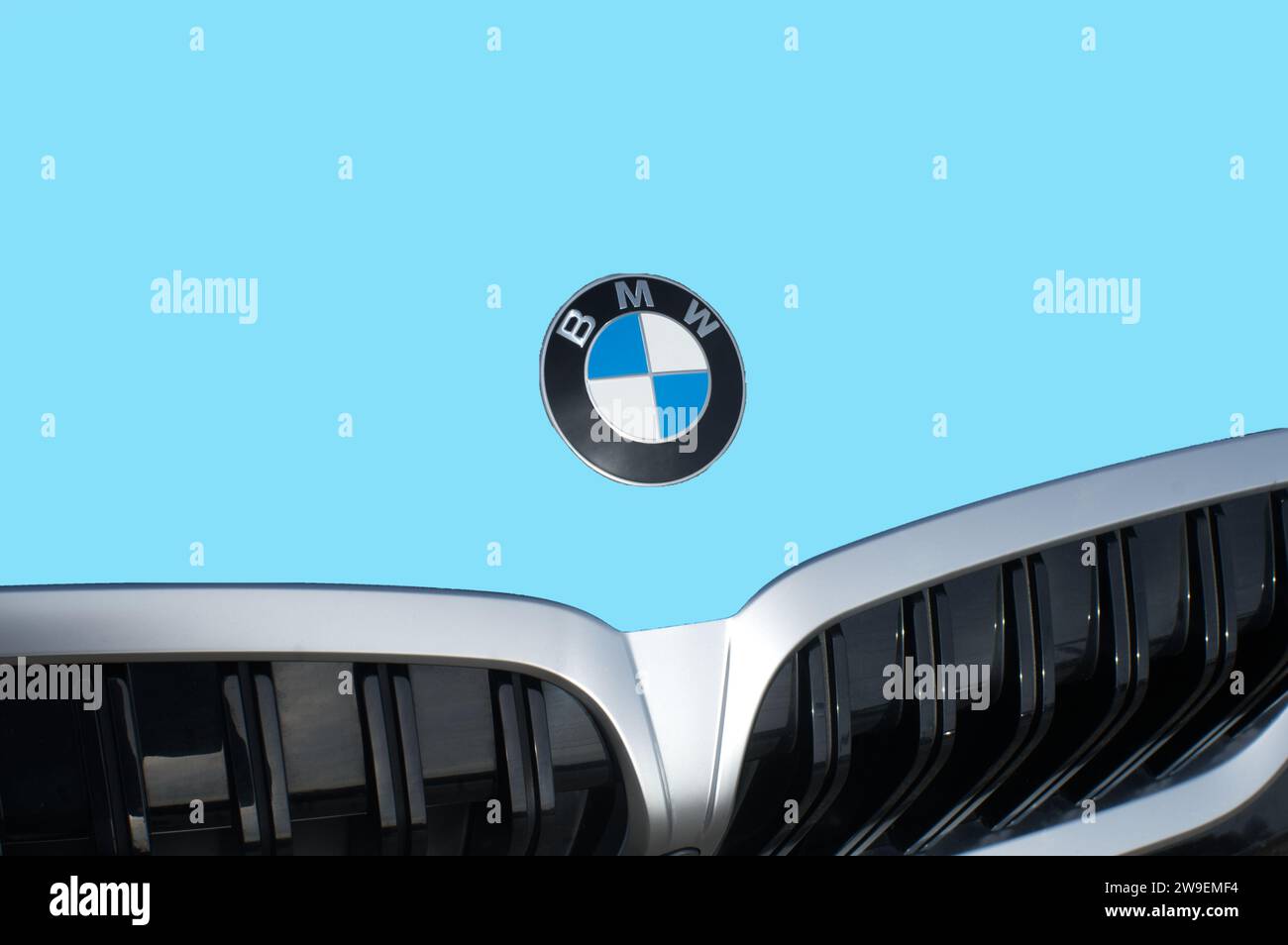 OCALA, FLORIDA - 2 NOVEMBRE 2023 stemma BMW logo logo logo Sea foam cofano auto anteriore. Bavaria Motor Works è una multinazionale tedesca produttrice di veicoli di lusso Foto Stock