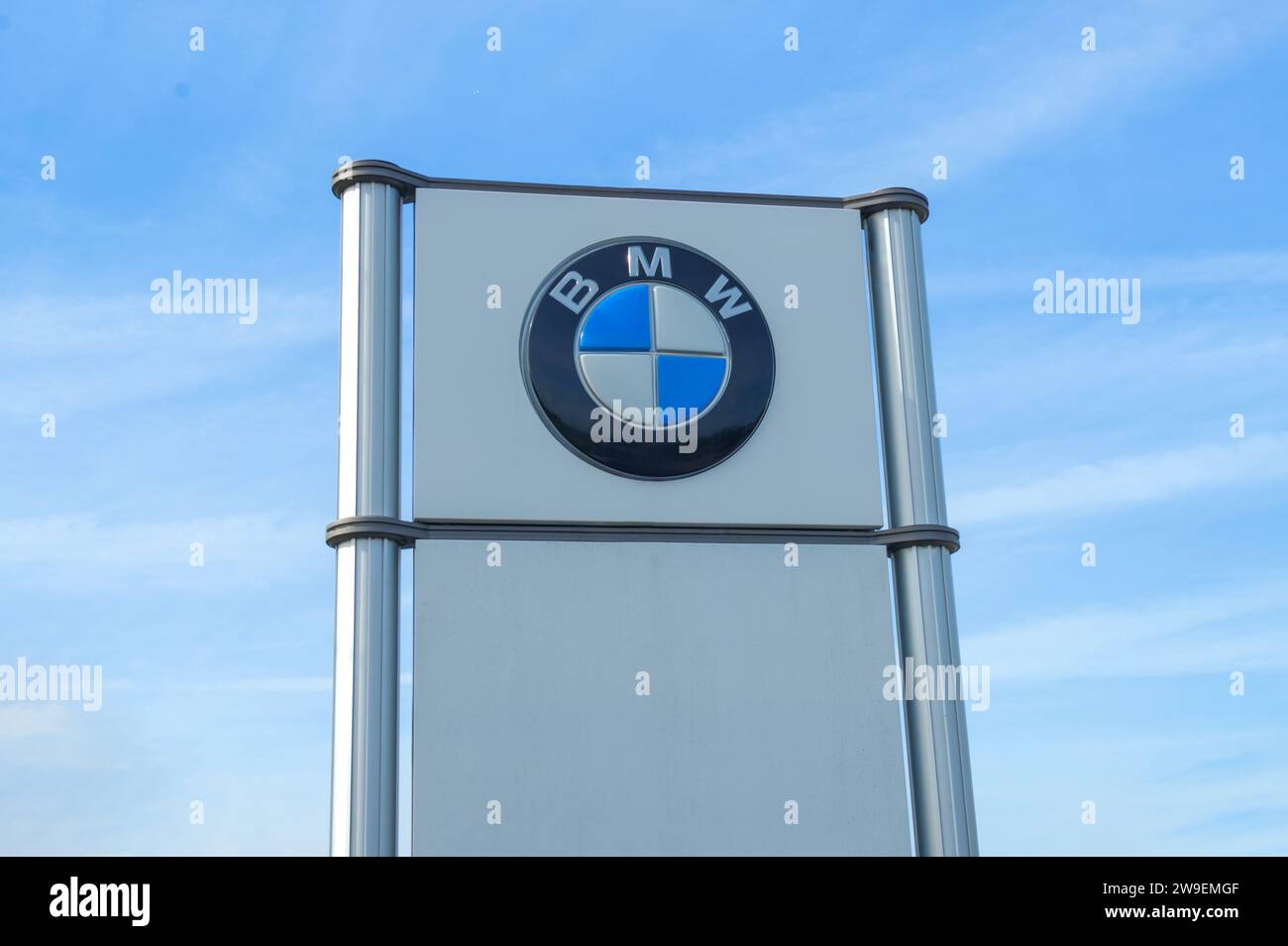 OCALA, FLORIDA - 2 NOVEMBRE 2023 firma del logo BMW presso un concessionario di auto. Bavaria Motor Works è una multinazionale tedesca produttrice di veicoli di lusso Foto Stock