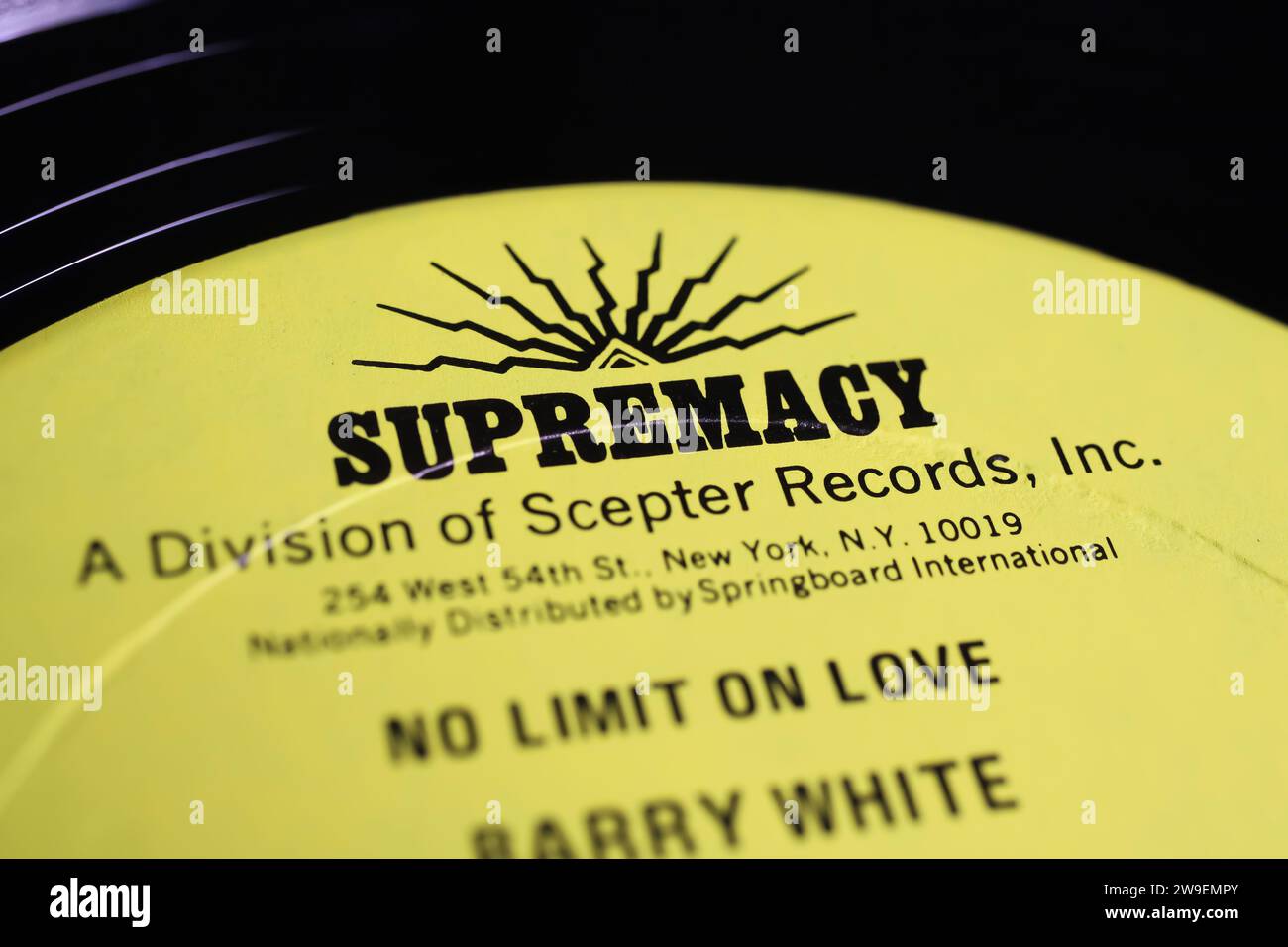 Viersen, Germania - 9 maggio. 2023: Primo piano dell'etichetta discografica in vinile con il logo della Supremacy Records Foto Stock