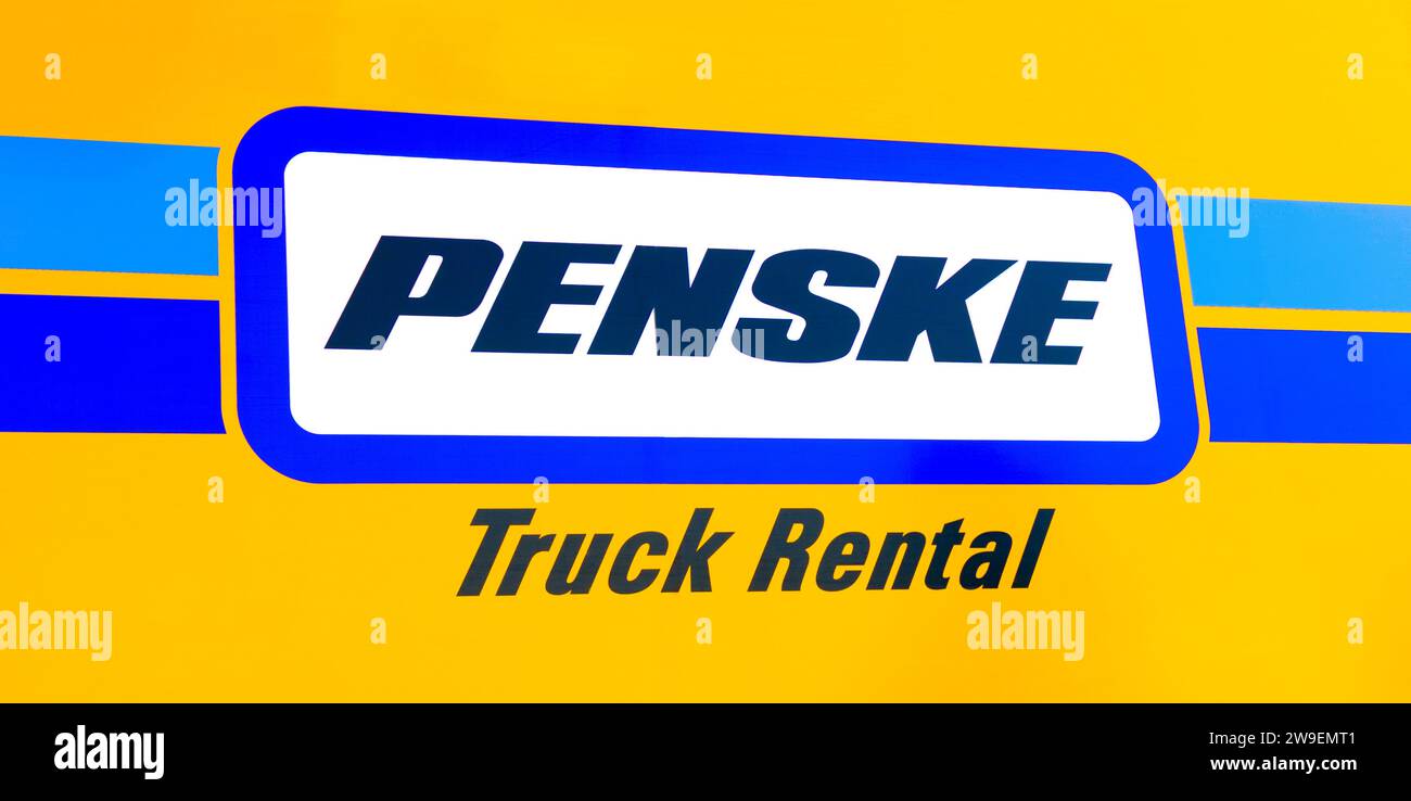 Ocala, Florida, USA 2 novembre 2023 noleggio furgoni Penske Truck Rental, vista ravvicinata del cartello con il logo blu chiaro, giallo, bianco e nero c Foto Stock