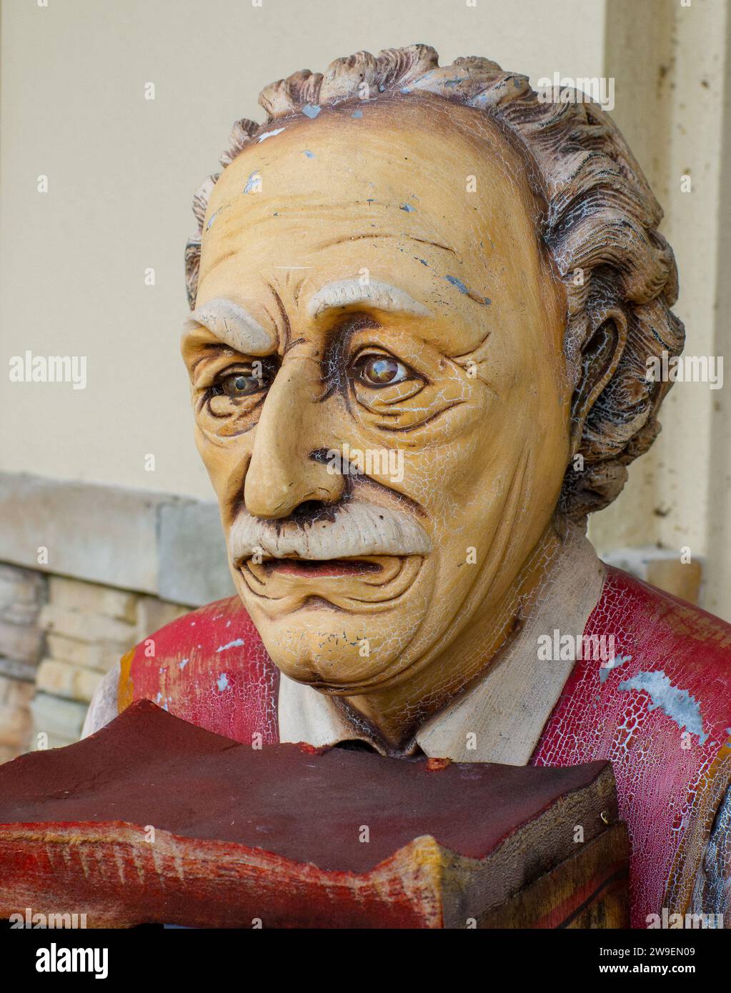 Raro busto di statue d'epoca del famoso scienziato Albert Einstein con in mano una pila di libri, primo piano del volto. Resina vetroresina che mostra incrinature e segni Foto Stock