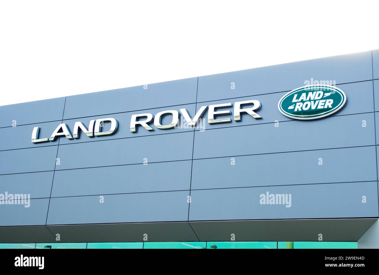 OCALA, FLORIDA USA - 22 OTTOBRE 2023 concessionaria Land Rover con logo ovale verde sulla parte anteriore dell'edificio con sfondo celeste. Jaguar Land Rover Limited Foto Stock