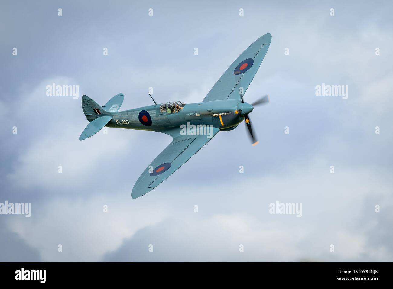 Supermarine Spitfire PRXI PL983 (G-PRXI) in volo allo Shuttleworth Race Day Airshow il 1° ottobre 2023. Foto Stock