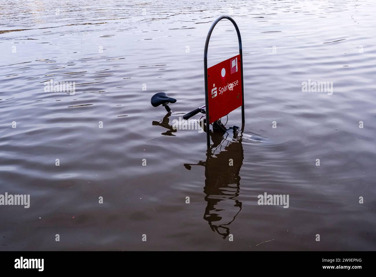 Inondazione, alta acqua del fiume Elba nel centro di Dresda a 27.12.2023 con il livello di 5,87 m. Foto Stock