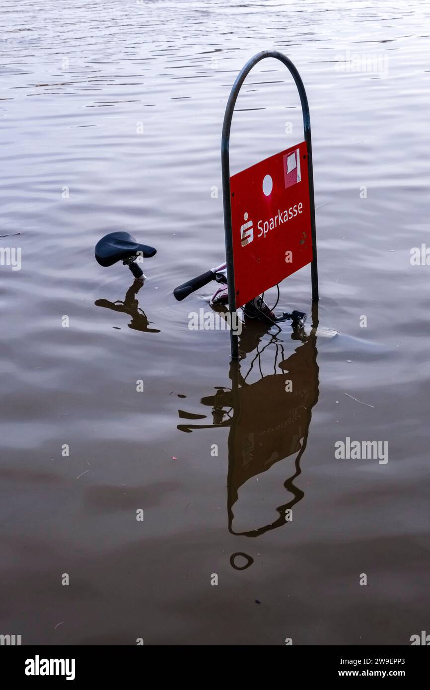 Inondazione, alta acqua del fiume Elba nel centro di Dresda a 27.12.2023 con il livello di 5,87 m. Foto Stock