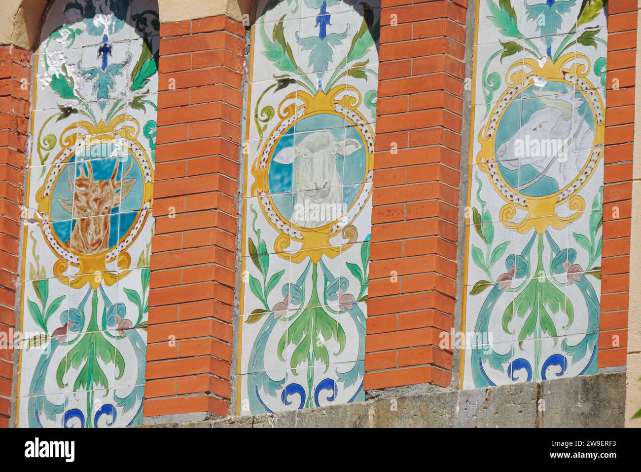 Laredo, Spagna. La piazza del mercato di Laredo nella città vecchia, decorata con piastrelle e mattoni Foto Stock