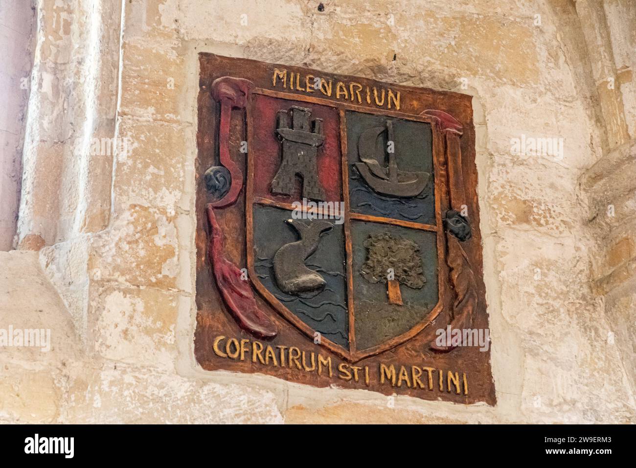 Laredo, Spagna. Stemma di Milenariun Cofratrum Sti. Martini all'interno della chiesa di Santa Maria Assunta Foto Stock