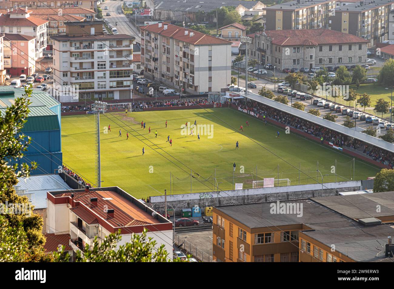 Laredo, Spagna. Vista dello stadio di calcio San Lorenzo di Laredo da un punto panoramico Foto Stock