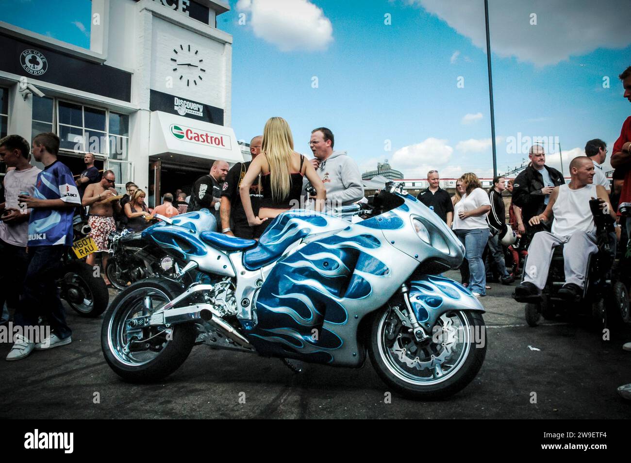 Una motocicletta veloce è parcheggiata nel parcheggio dell'Ace Cafe nel nord-ovest di Londra, Inghilterra, nel Regno Unito Foto Stock