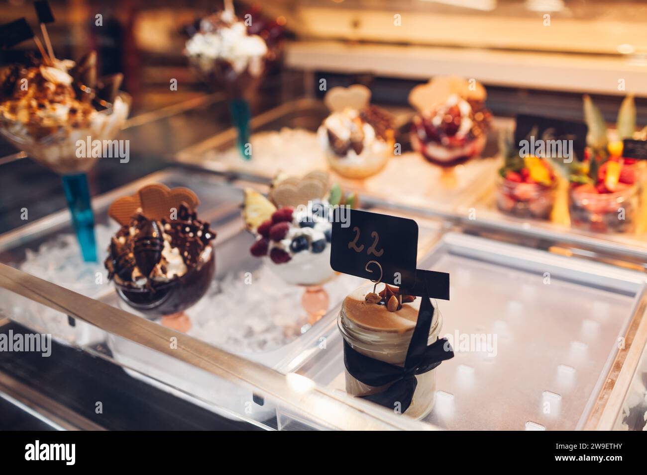 Assortimento di dessert in vetrina caffetteria. Varietà di torte, tiramisù, torte, con gusti diversi e frutta in negozio. Pasticceria e panetteria del ristorante Foto Stock