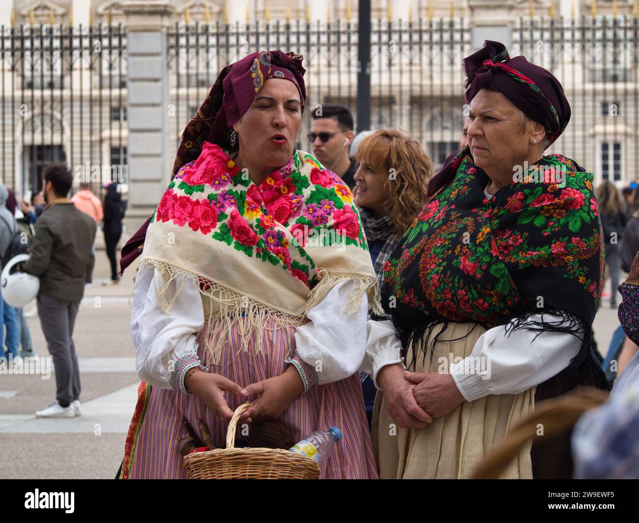 Sfilata di costumi e maschere tradizionali dell'Iberia di fronte al Palazzo reale. Costume di Maragato e danza con castaneti. Foto Stock