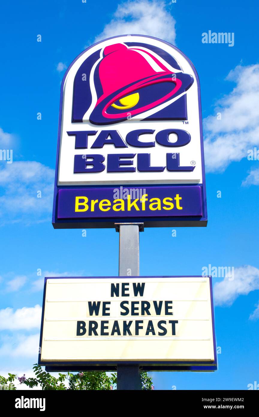 OCALA, FLORIDA USA, 14 OTTOBRE 2023. Logo della strada esterna del Taco Bell, catena di fast food americana. Serviamo la colazione, ispirati alla cucina messicana Foto Stock