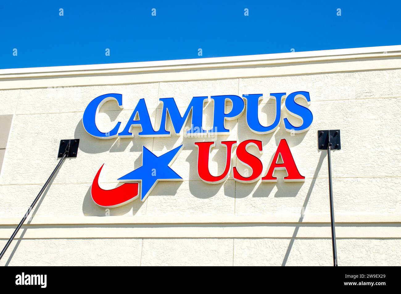 14 ottobre 2023 Ocala, Florida, filiale locale della banca Campus USA Credit union, insegna davanti al negozio nei colori blu e rosso con sfondo celeste Foto Stock