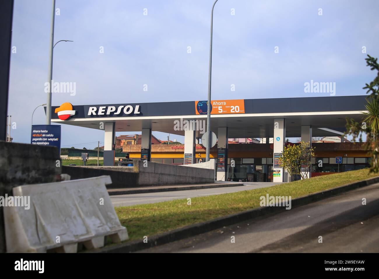 Viella, Spagna, 27 dicembre 2023: Il segno Repsol accanto al suo logo su un indicatore di prezzo durante il CNMC apre un procedimento sanzionatorio nei confronti di Repsol per aver cercato di espellere i suoi concorrenti, il 27 dicembre 2023, a Viella, in Spagna. Credito: Alberto Brevers / Alamy Live News. Foto Stock