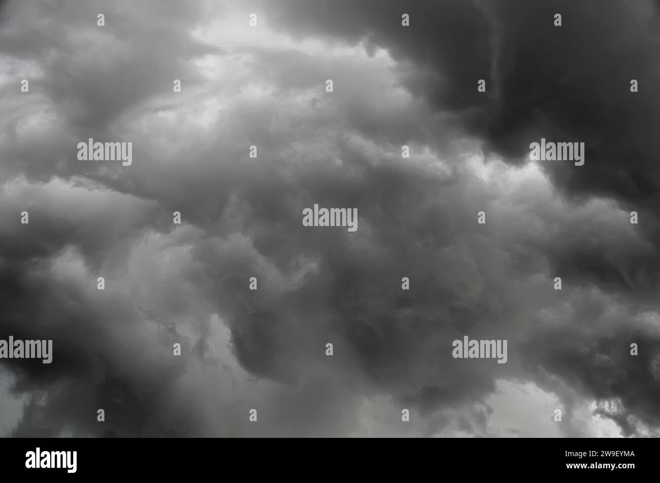 Nuvole oscure e inquietanti incombono sul paesaggio, minacciando una tempesta imminente. Foto Stock