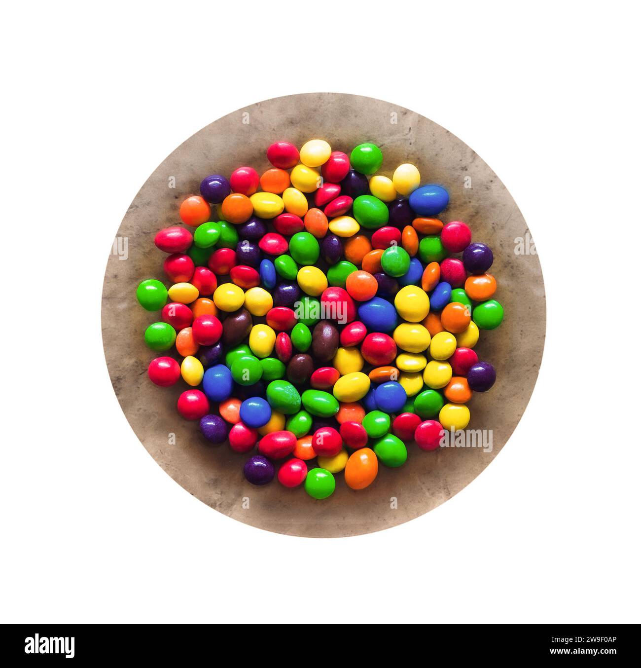 colorate caramelle dolci o chewing gum dragee su piatto, isolato Foto Stock