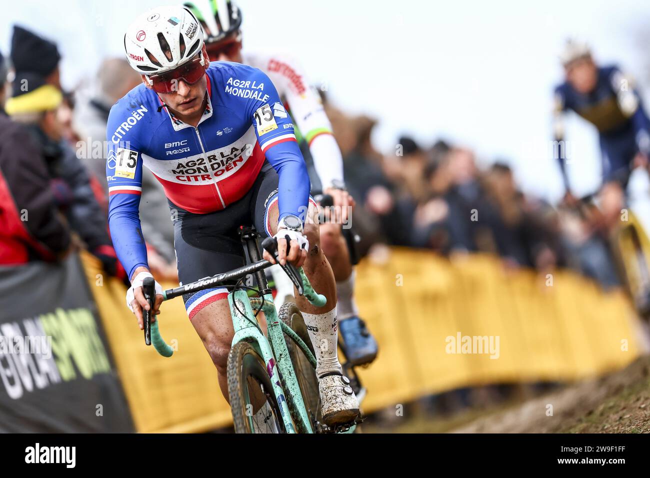 Heusden Zolder, Belgio. 27 dicembre 2023. Il francese Clement Venturini raffigurato in azione durante la gara d'élite maschile all'evento cicloturistico di Heusden-Zolder, la tappa 6/8 della competizione Superprestige, mercoledì 27 dicembre 2023. BELGA PHOTO DAVID PINTENS Credit: Belga News Agency/Alamy Live News Foto Stock