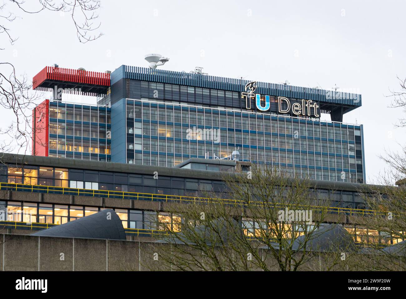 Edificio nel campus con il logo della Technical University (tu) di Delft, Paesi Bassi. Foto Stock