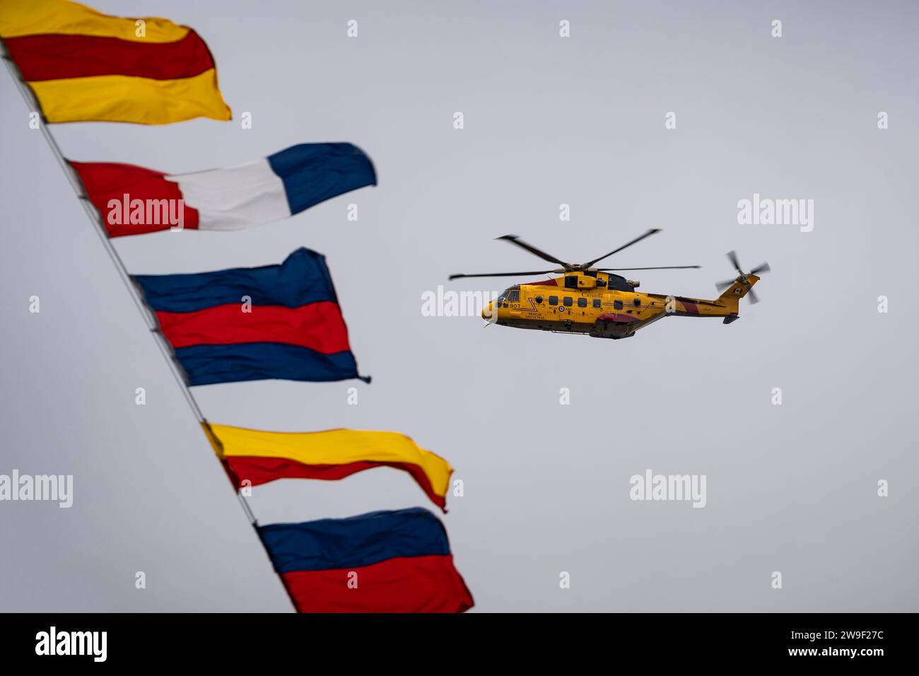 La Royal Canadian Air Force cerca e salva l'elicottero Cormorant in volo. Foto Stock
