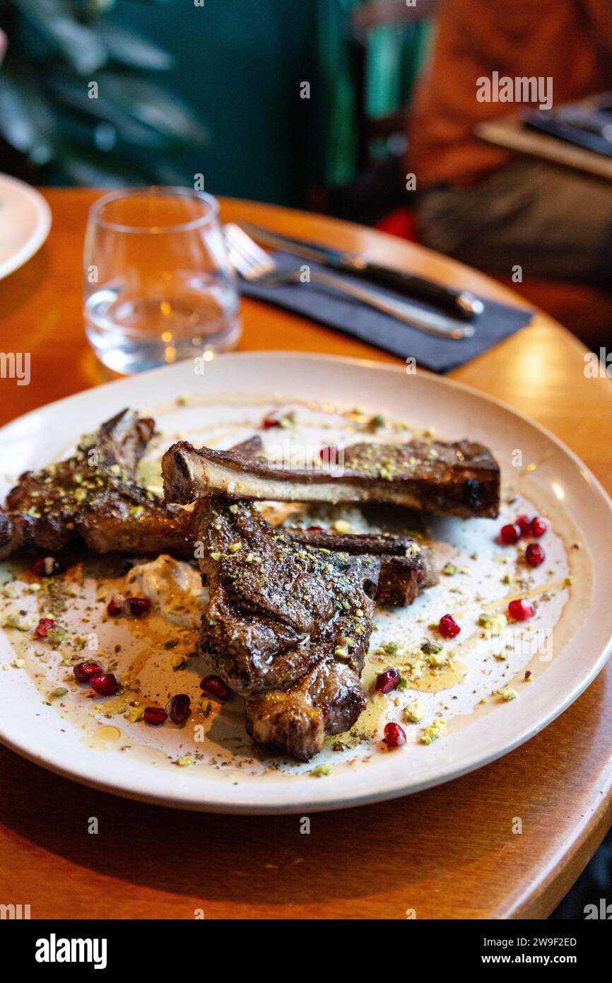 Cotolette di agnello con labneh e salsa di melanzane alla griglia al Marco's Restaurant, Rye, East Sussex, Inghilterra Foto Stock