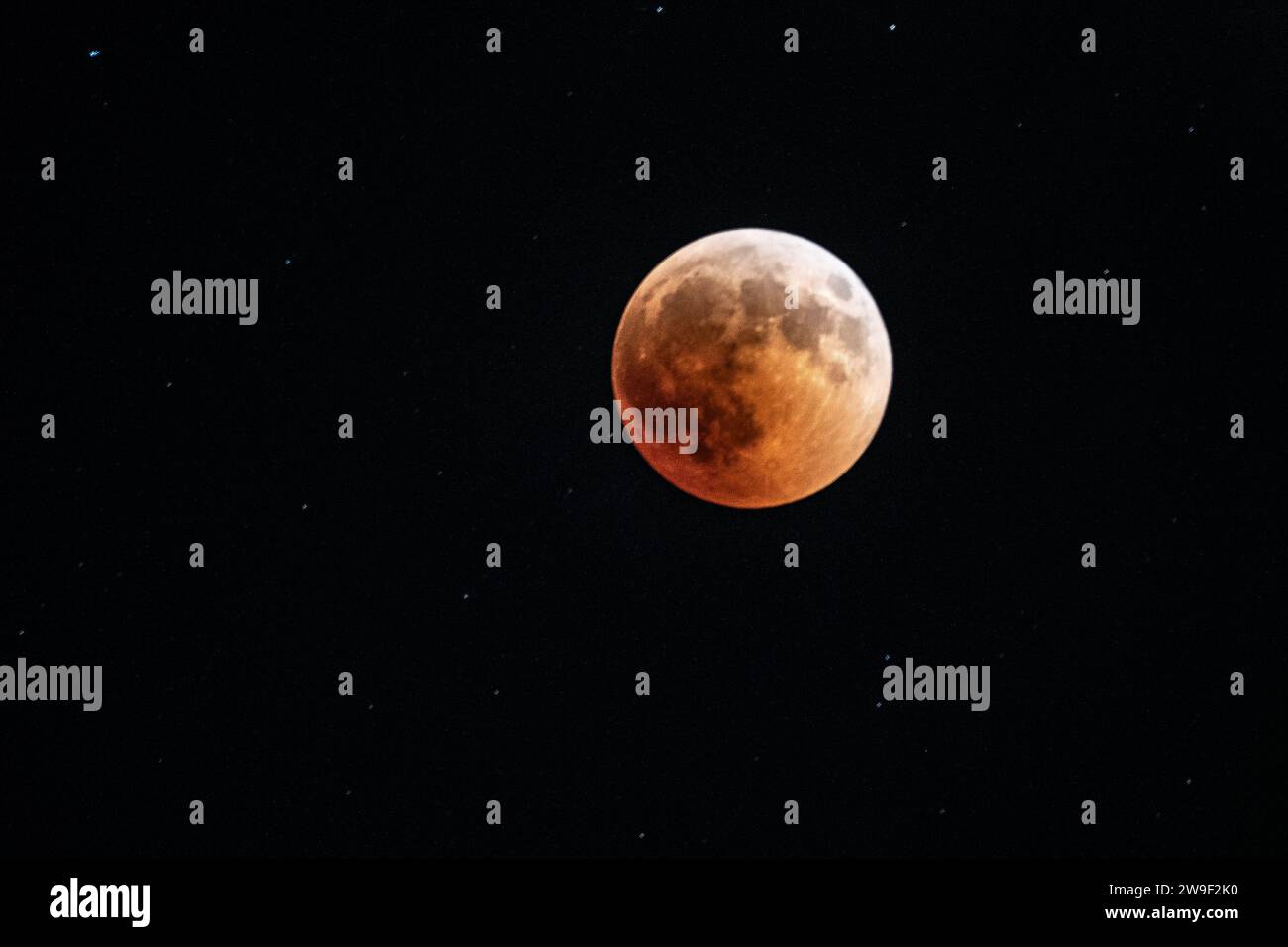 L'eclissi lunare è un evento astronomico che si verifica quando la Luna si muove nell'ombra della Terra, causando l'oscuramento della Luna Foto Stock