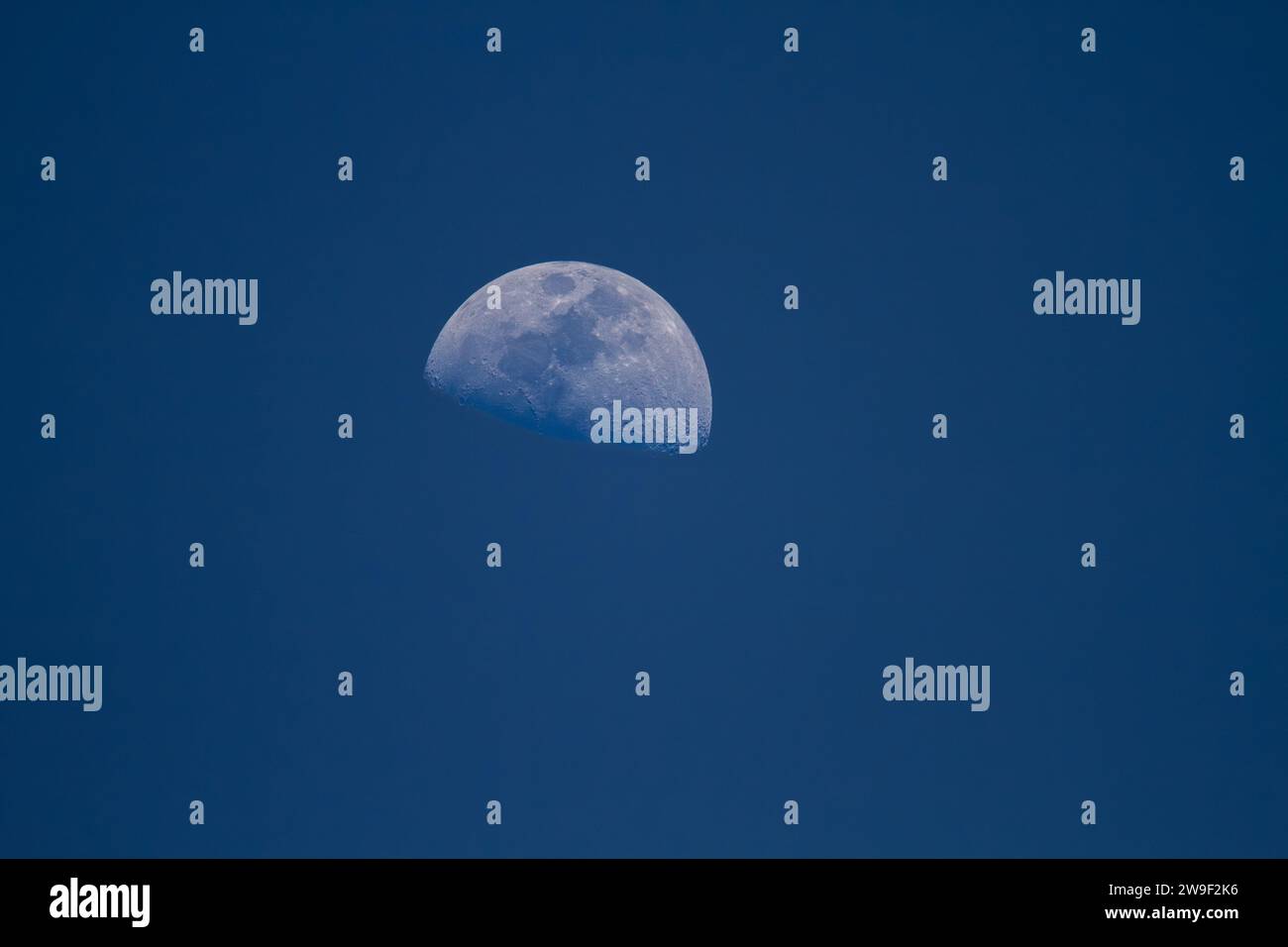 L'eclissi lunare è un evento astronomico che si verifica quando la Luna si muove nell'ombra della Terra, causando l'oscuramento della Luna Foto Stock