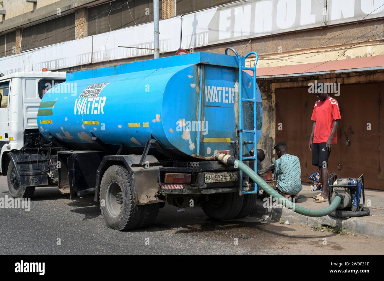 GHANA, Accra, città vecchia di Usshertown, approvvigionamento idrico con camion cisterna Tata / GHANA, Accra, Altstadt, Lieferung von Wasser mit Tankwagen Foto Stock