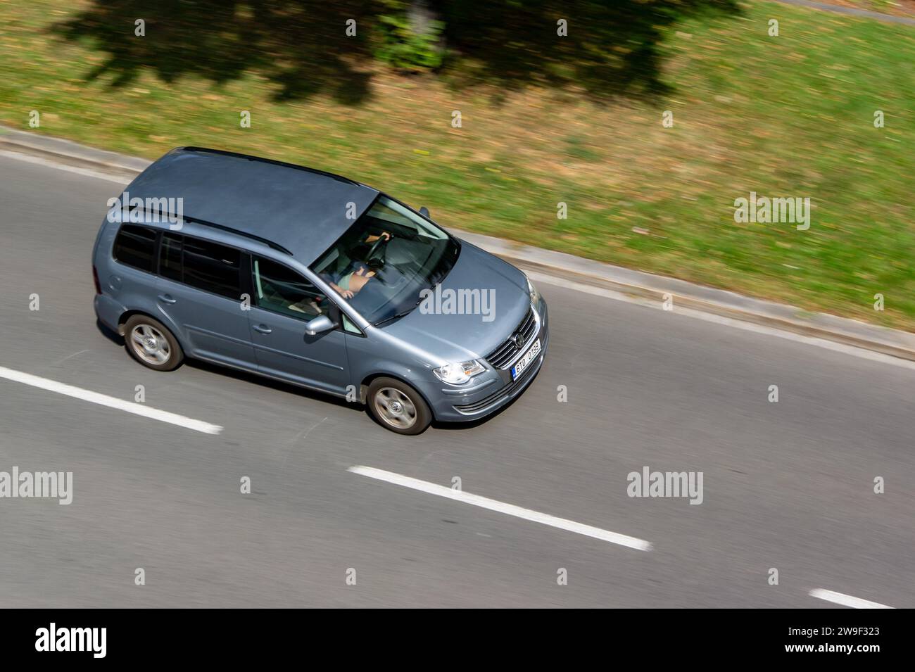 OSTRAVA, REPUBBLICA CECA - 23 AGOSTO 2023: Vettura Volkswagen Touran MPV dopo il lifting con effetto di sfocatura del movimento Foto Stock