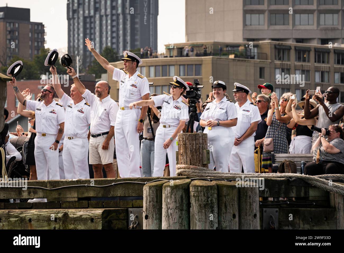 Il capo della Royal Canadian Navy, il viceammiraglio Angus Topshee, ispeziona le navi durante la parte di navigazione della Halifax International Fleet Week 2023. Foto Stock