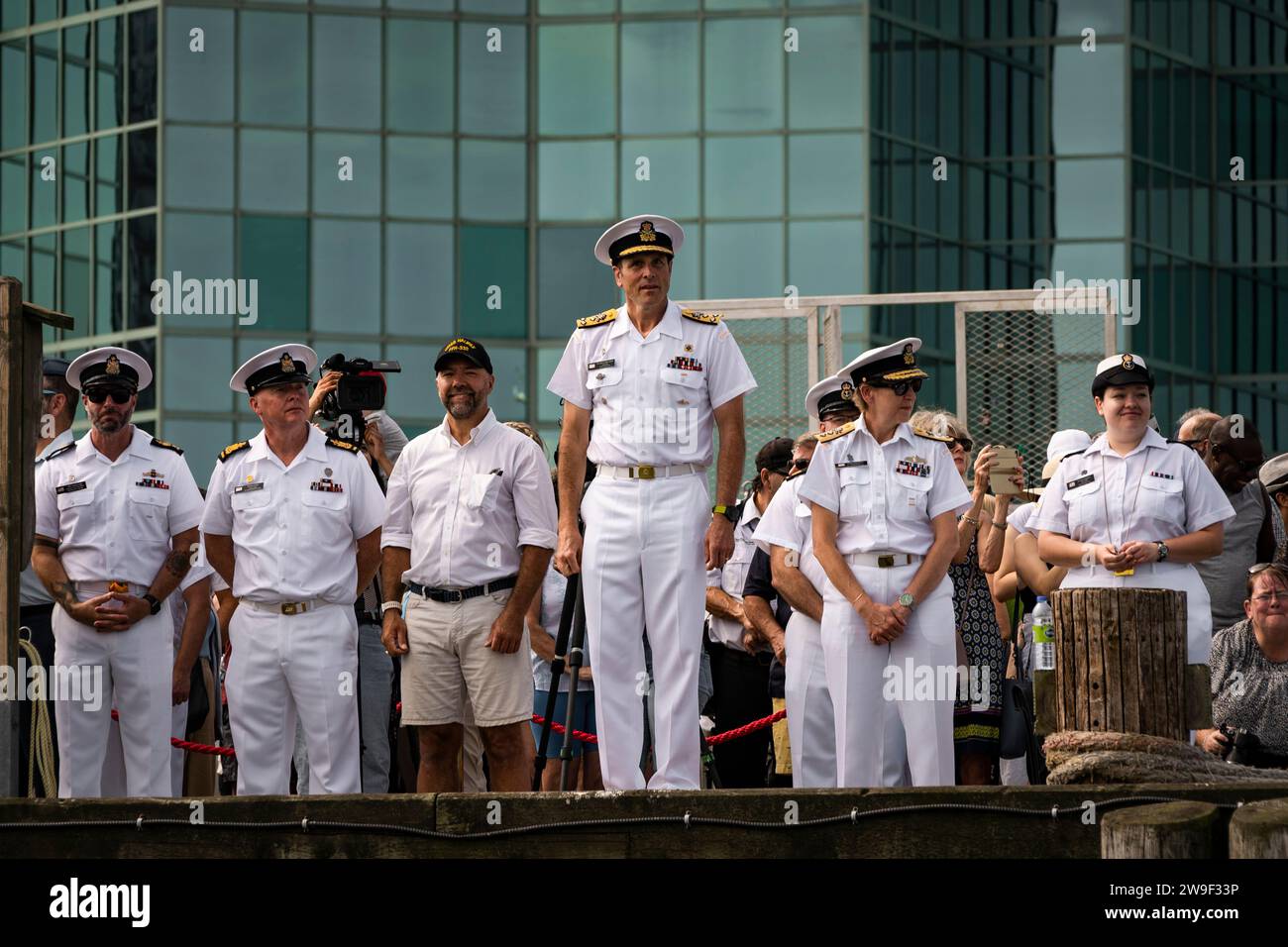 Il capo della Royal Canadian Navy, il viceammiraglio Angus Topshee, ispeziona le navi durante la parte di navigazione della Halifax International Fleet Week 2023. Foto Stock