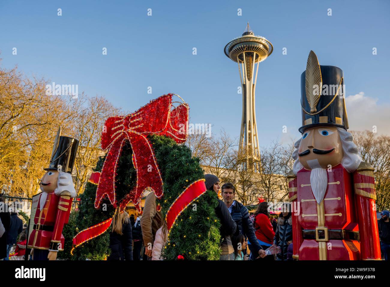 Scena del mercatino di Natale di Seattle con luci natalizie, statue dello schiaccianoci e lo Space Needle al Seattle Center di Seattle, Stato di Washington, Stati Uniti. Foto Stock