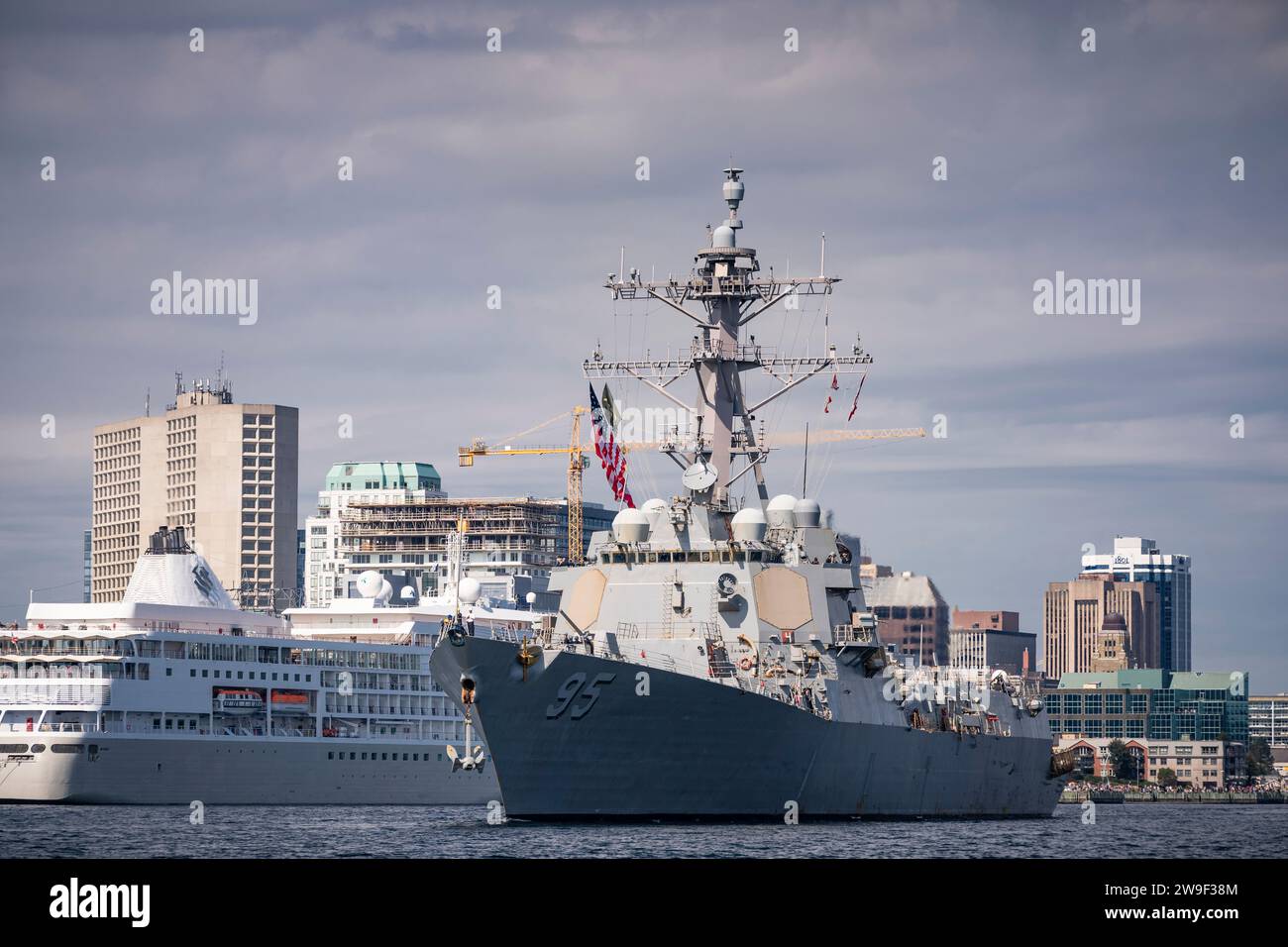 Il cacciatorpediniere USS James e Williams a Halifax, nuova Scozia, per la prima Halifax International Fleet Week. Foto Stock