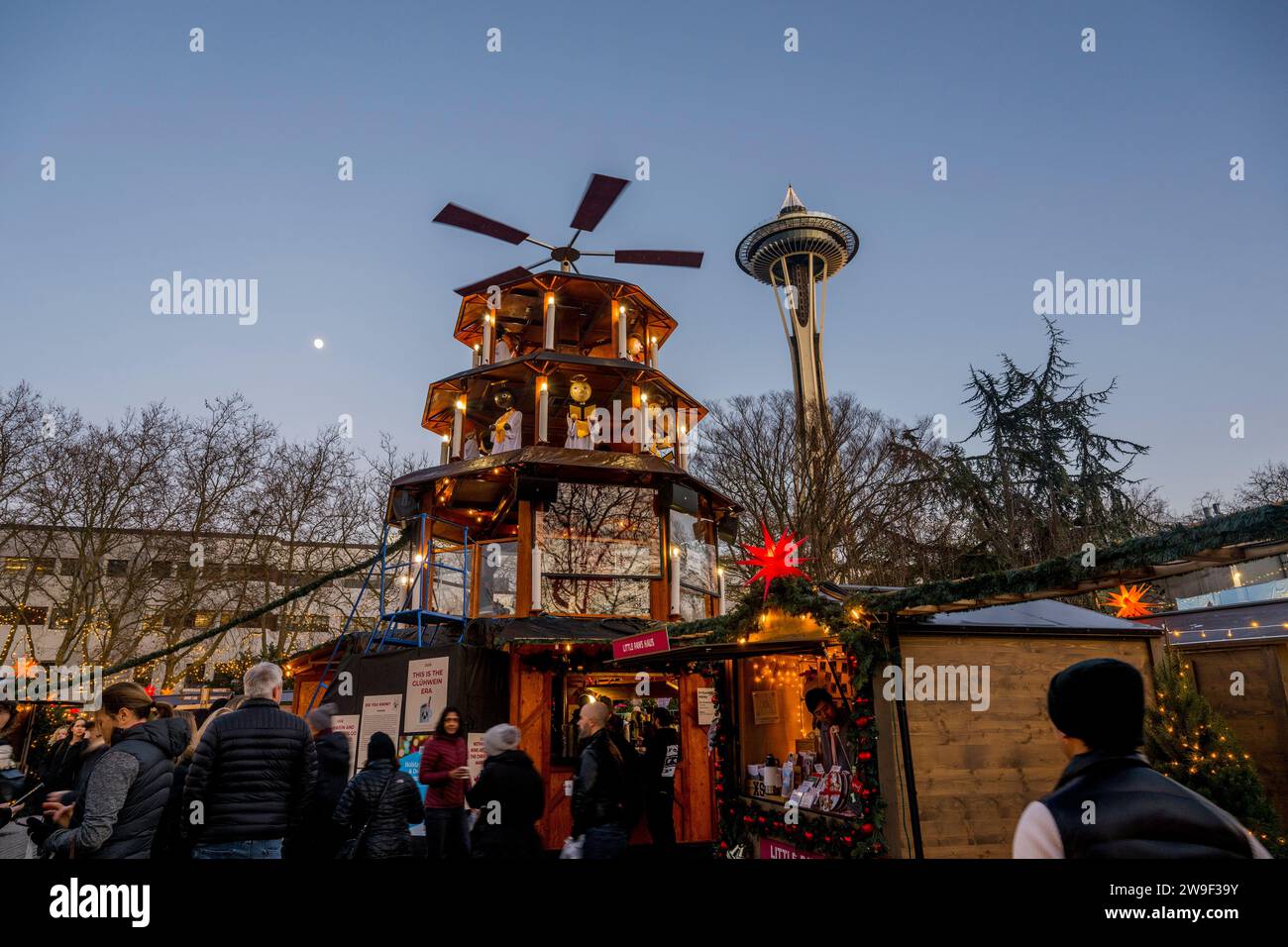 Il mercato di Natale di Seattle, con le luci natalizie, la piramide di Natale e lo Space Needle al Seattle Center di Seattle, nello stato di Washington, Stati Uniti. Foto Stock