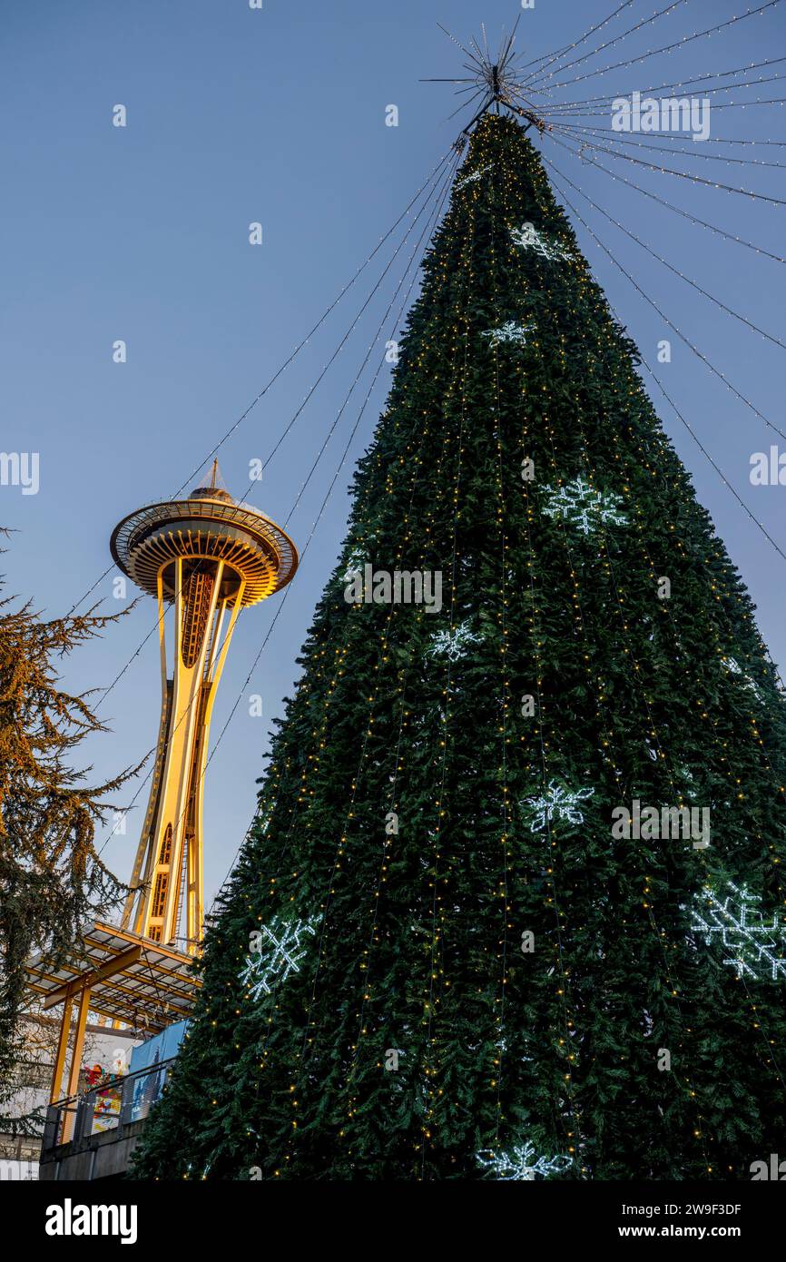 Seattle Christmas Market, con l'albero di Natale di fronte all'Alpen Haus (area interna riscaldata) e lo Space Needle al Seattle Center di S. Foto Stock