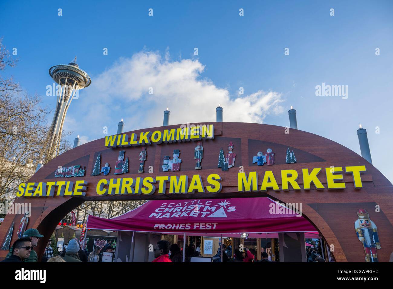 L'ingresso principale del mercato di Natale di Seattle e dello Space Needle presso il Seattle Center di Seattle, Washington State, USA. Foto Stock