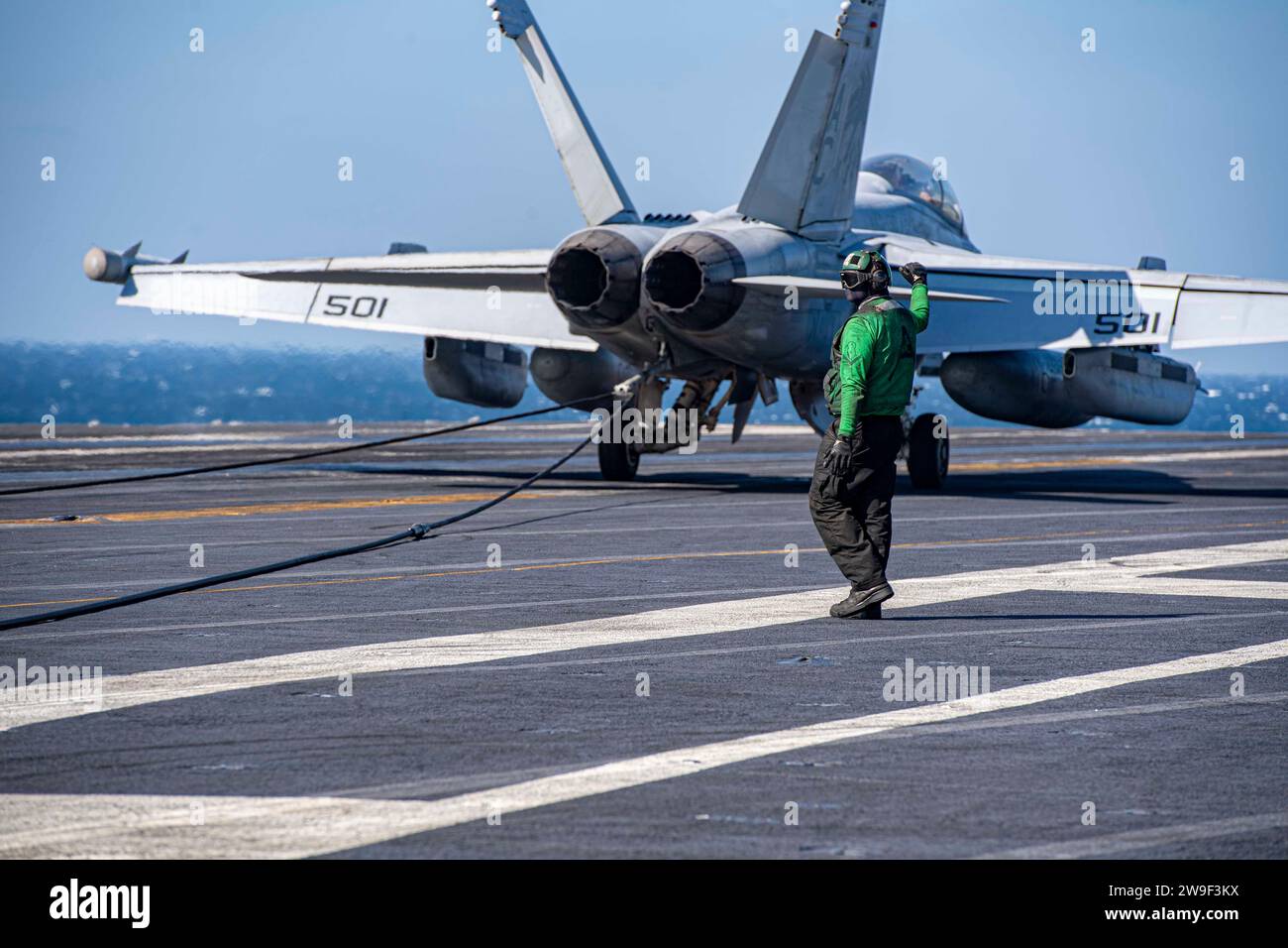 USS Dwight D. Eisenhower (CVN 69) operazione di volo nel Golfo Persico, 30 novembre 2023. Foto di Janae Chambers Foto Stock