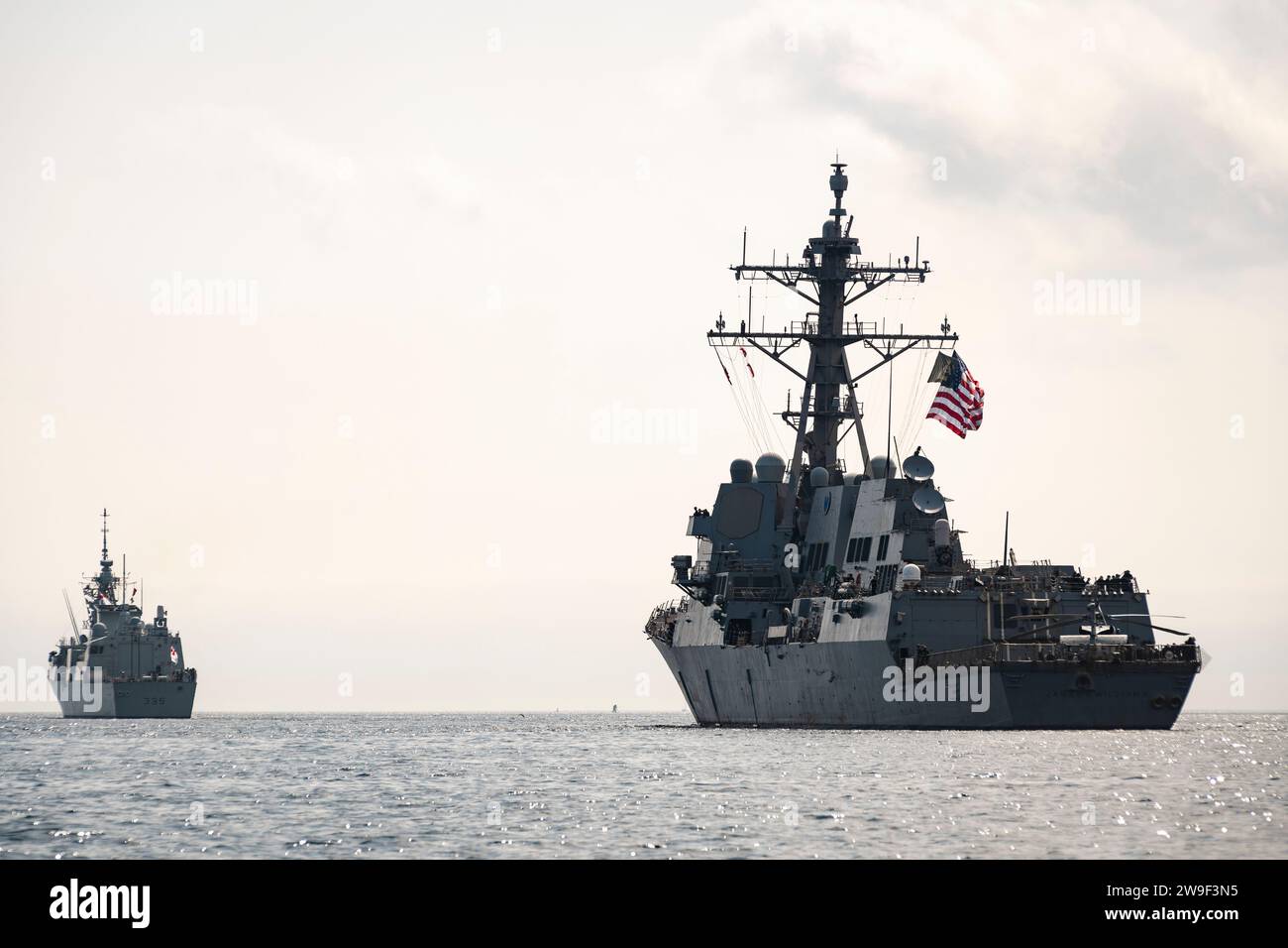 L'HMCS Charlottetown guida il cacciatorpediniere USN USS James e Williams fuori da Halifax, NS, per l'esercitazione Cutlass Fury. Foto Stock