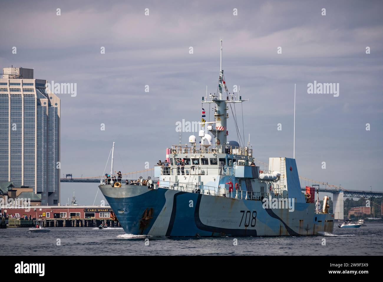 Coastal Patrol e Mine Warfare Vessel HMCS Moncton in corso nel porto di Halifax, nuova Scozia, Canada, durante la Halifax International Fleet Week. Foto Stock